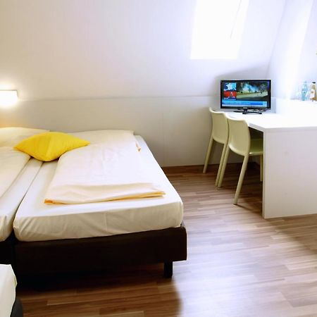 Colour Hotel Франкфурт на Майн Стая снимка