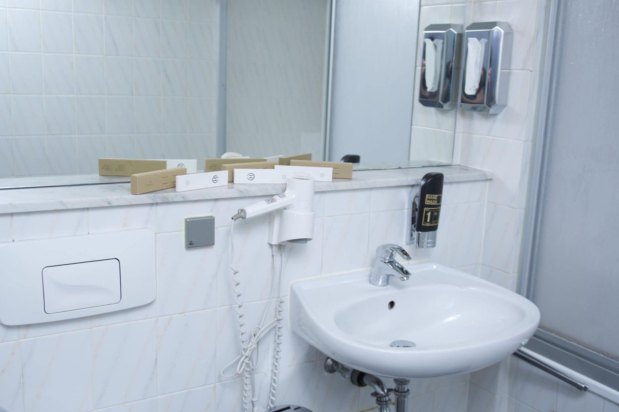 Colour Hotel Франкфурт на Майн Екстериор снимка