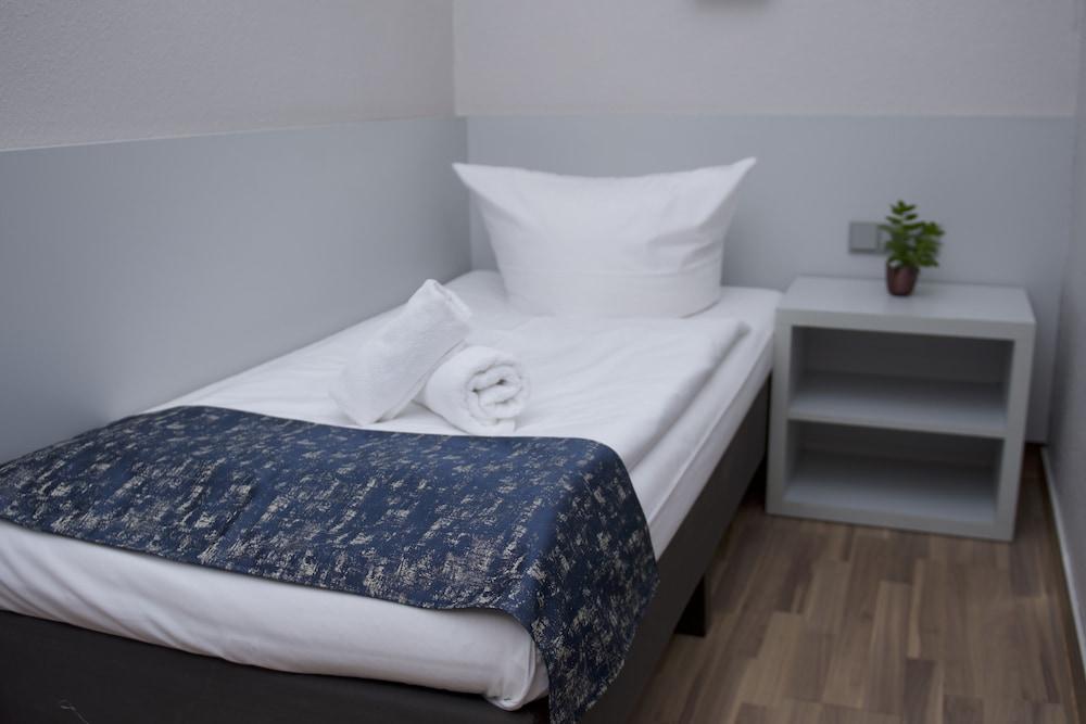 Colour Hotel Франкфурт на Майн Екстериор снимка